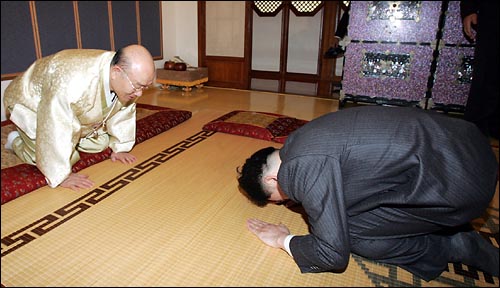 2007년 1월 2일 당시 원희룡 한나라당 의원이 전두환씨에게 새해 인사차 큰절을 올리고 있다. 